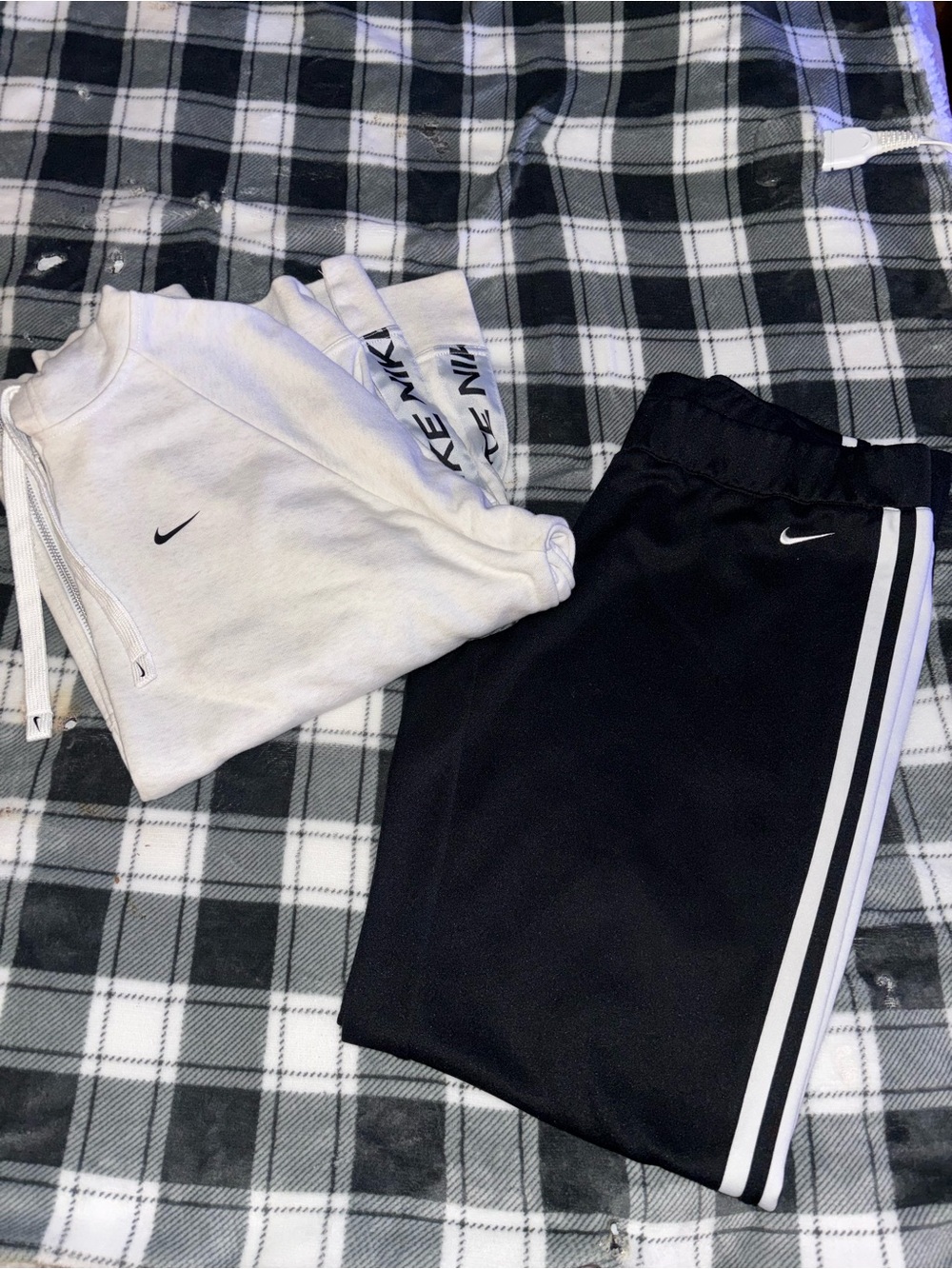 Women’s NIKE hooded full zip with matching joggers outfit. NWOT!! Open to offers